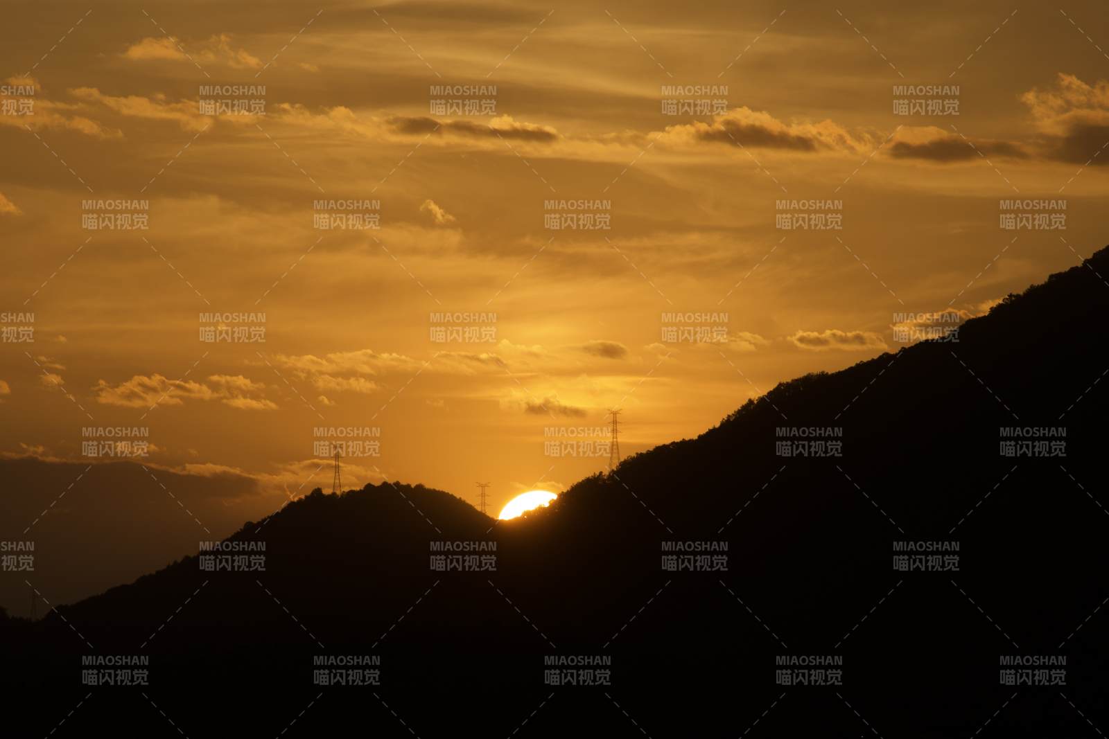 夕陽西下 山巒剪影