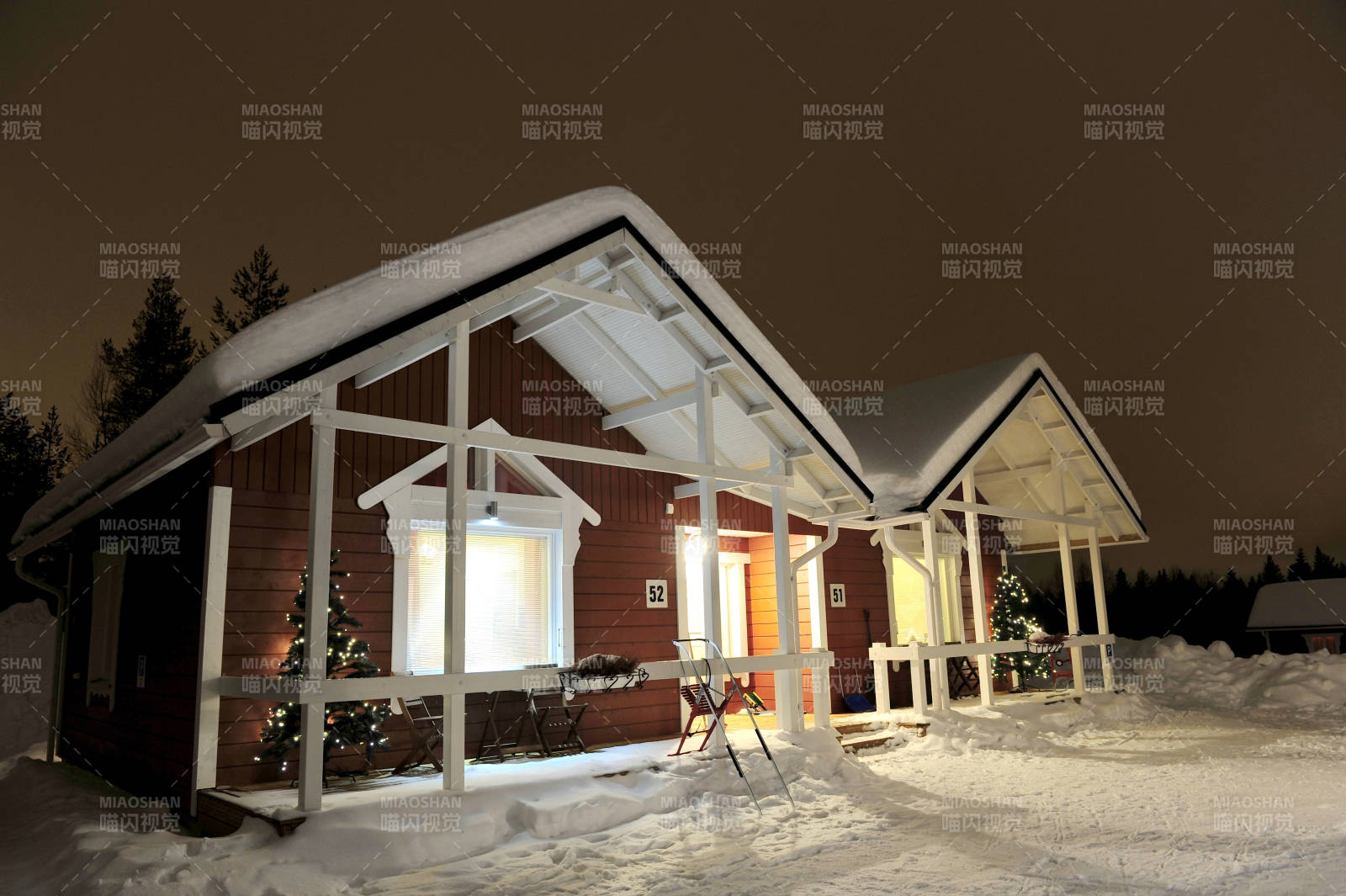 冬夜雪中的溫馨小屋