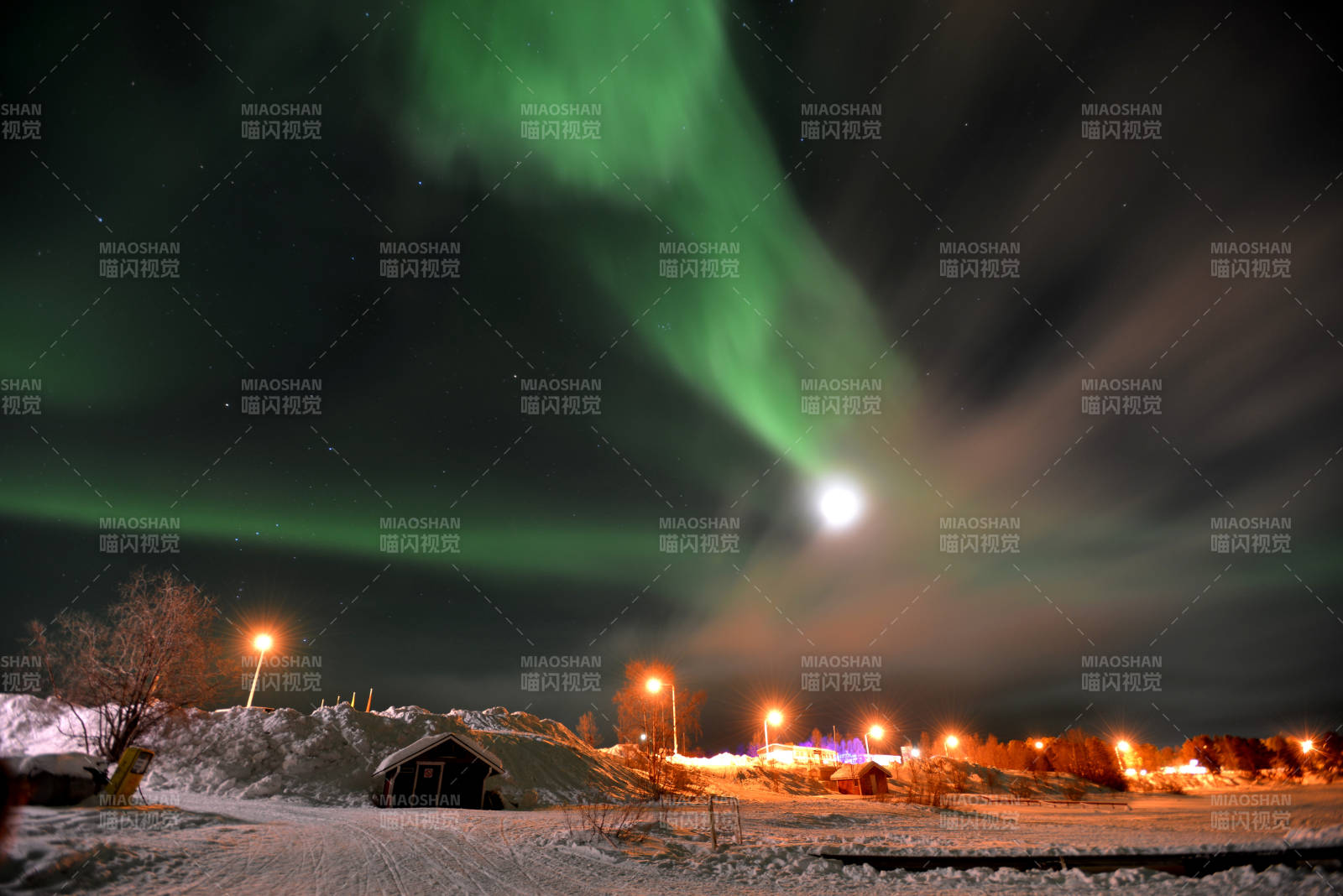 極光下的寧靜小鎮夜景