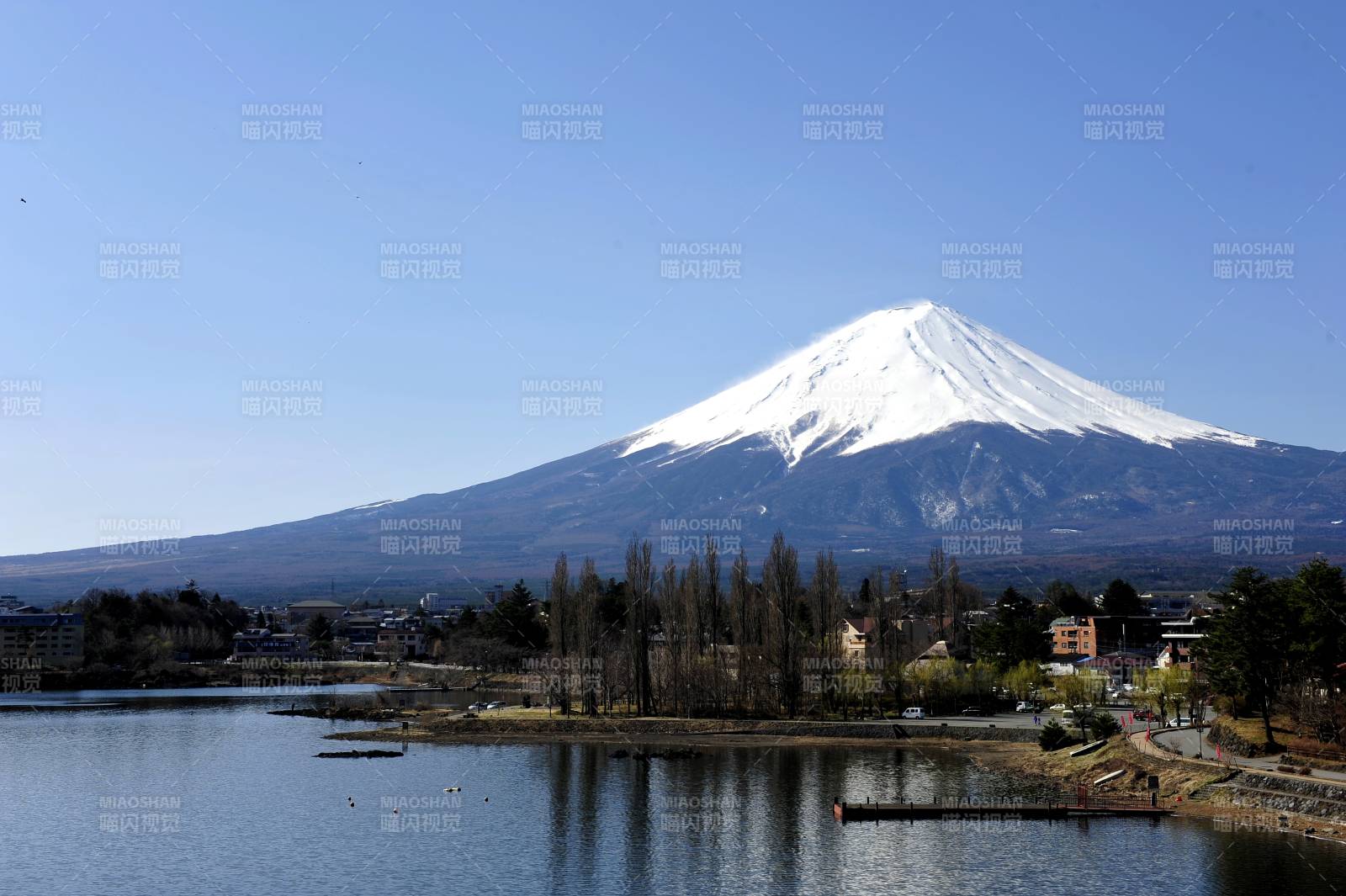 日本富士山湖畔美景