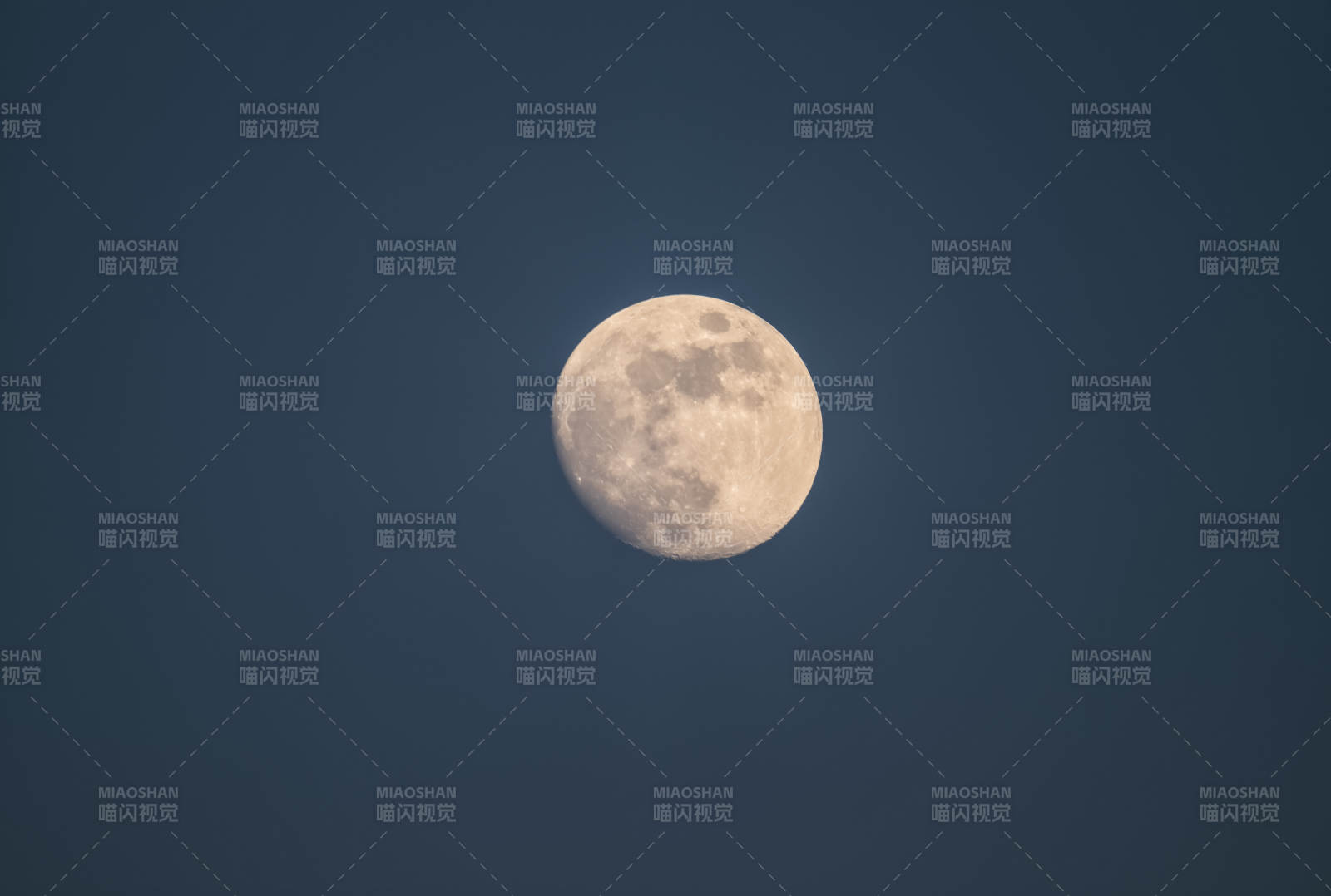 夜空中的明亮滿月