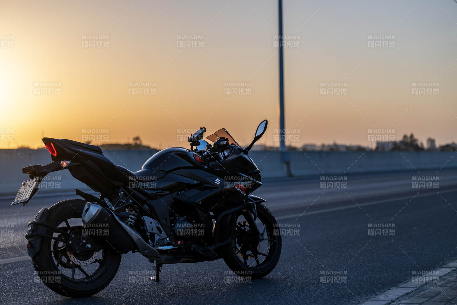 夕陽下的黑色摩托車