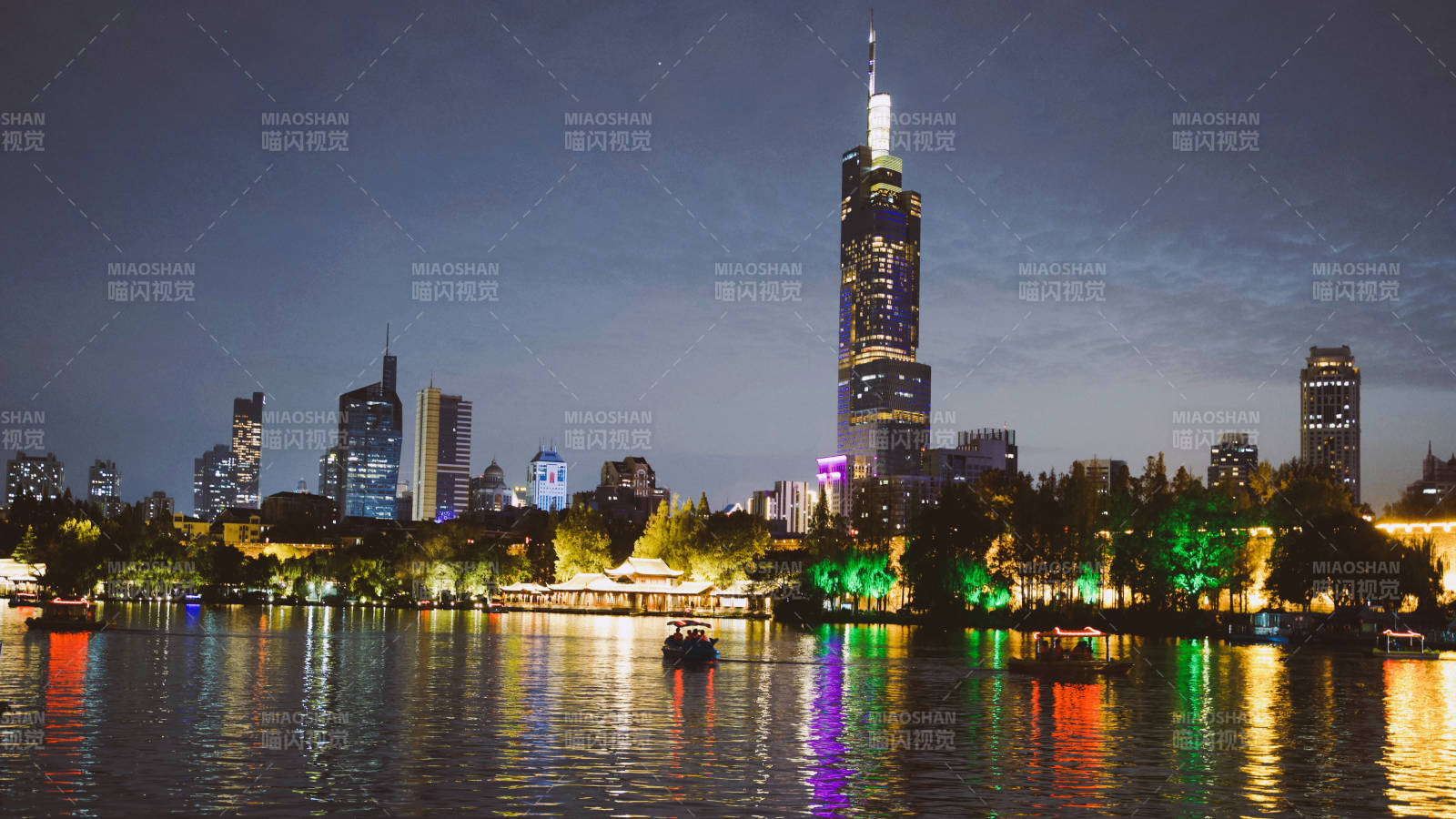 夜景湖畔 城市燈火輝煌