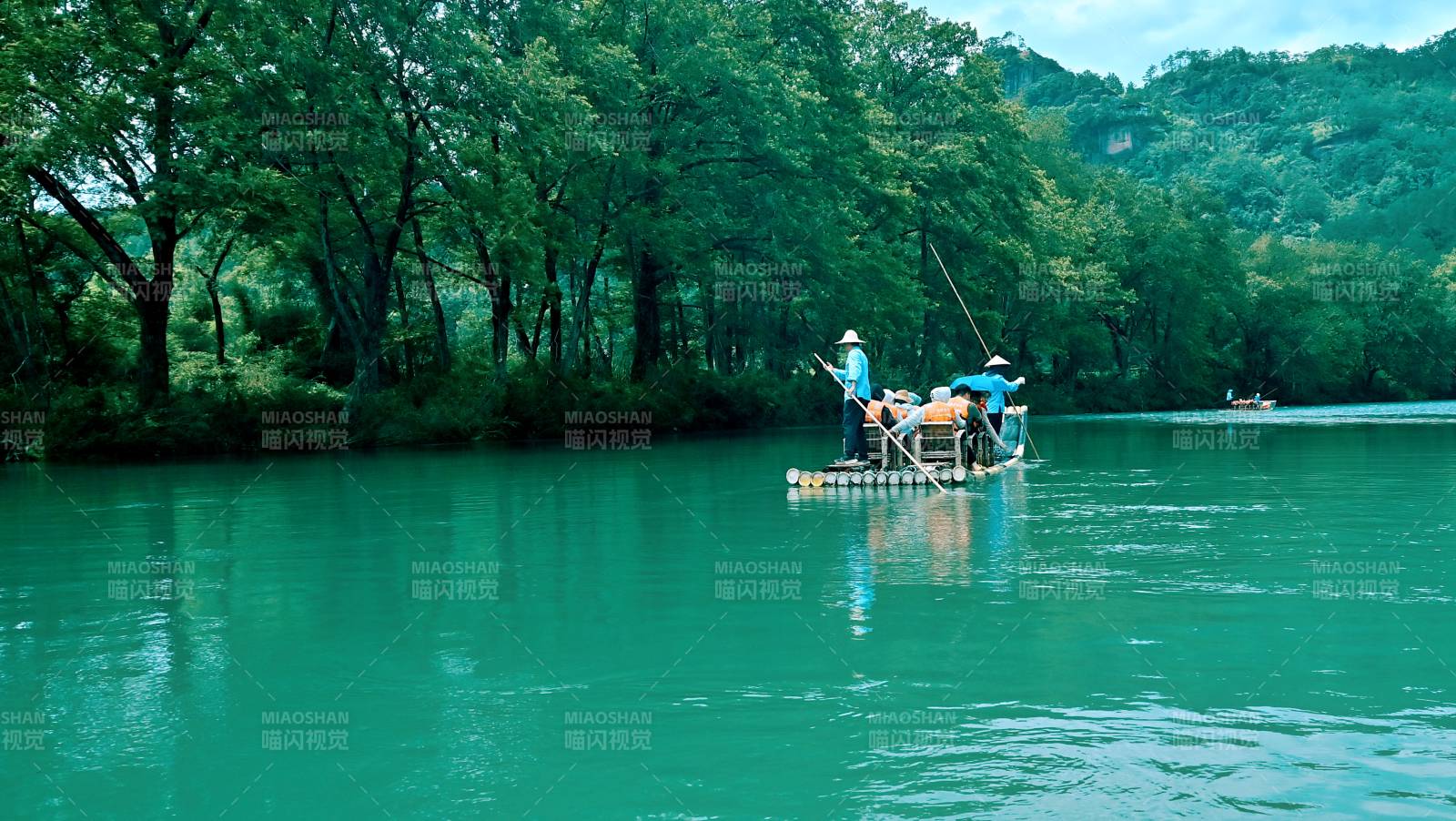 福建武夷山九曲溪竹筏漂流 青山綠水間