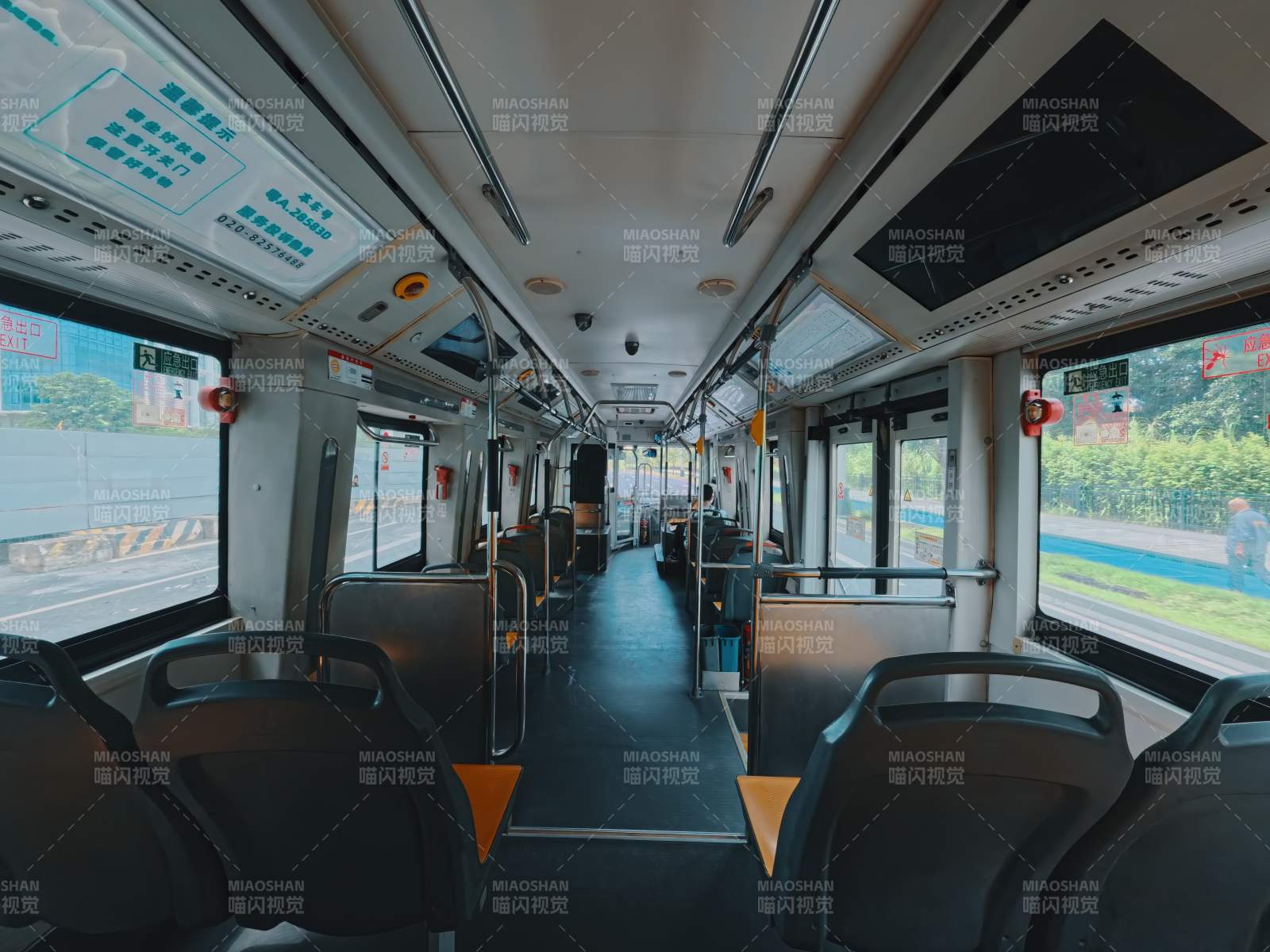 空蕩的公交車內部景象