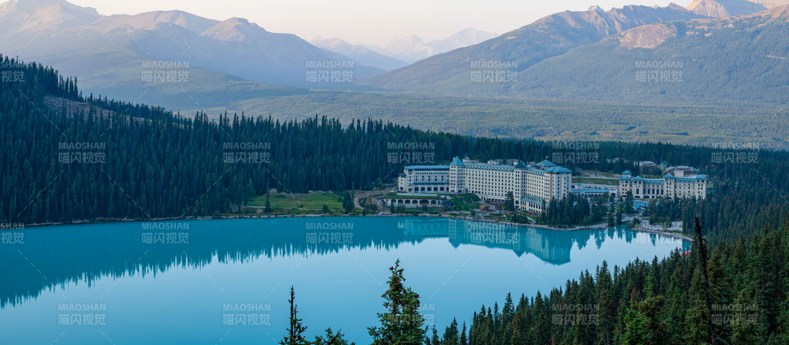湖畔山景豪華度假村