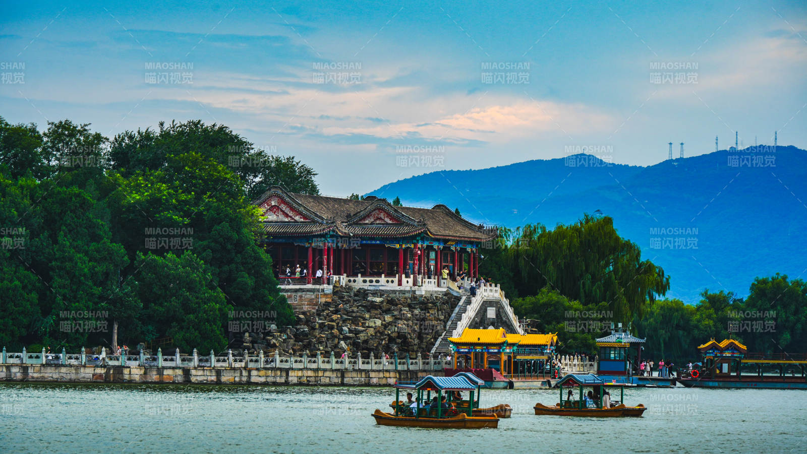 颐和园湖畔风光