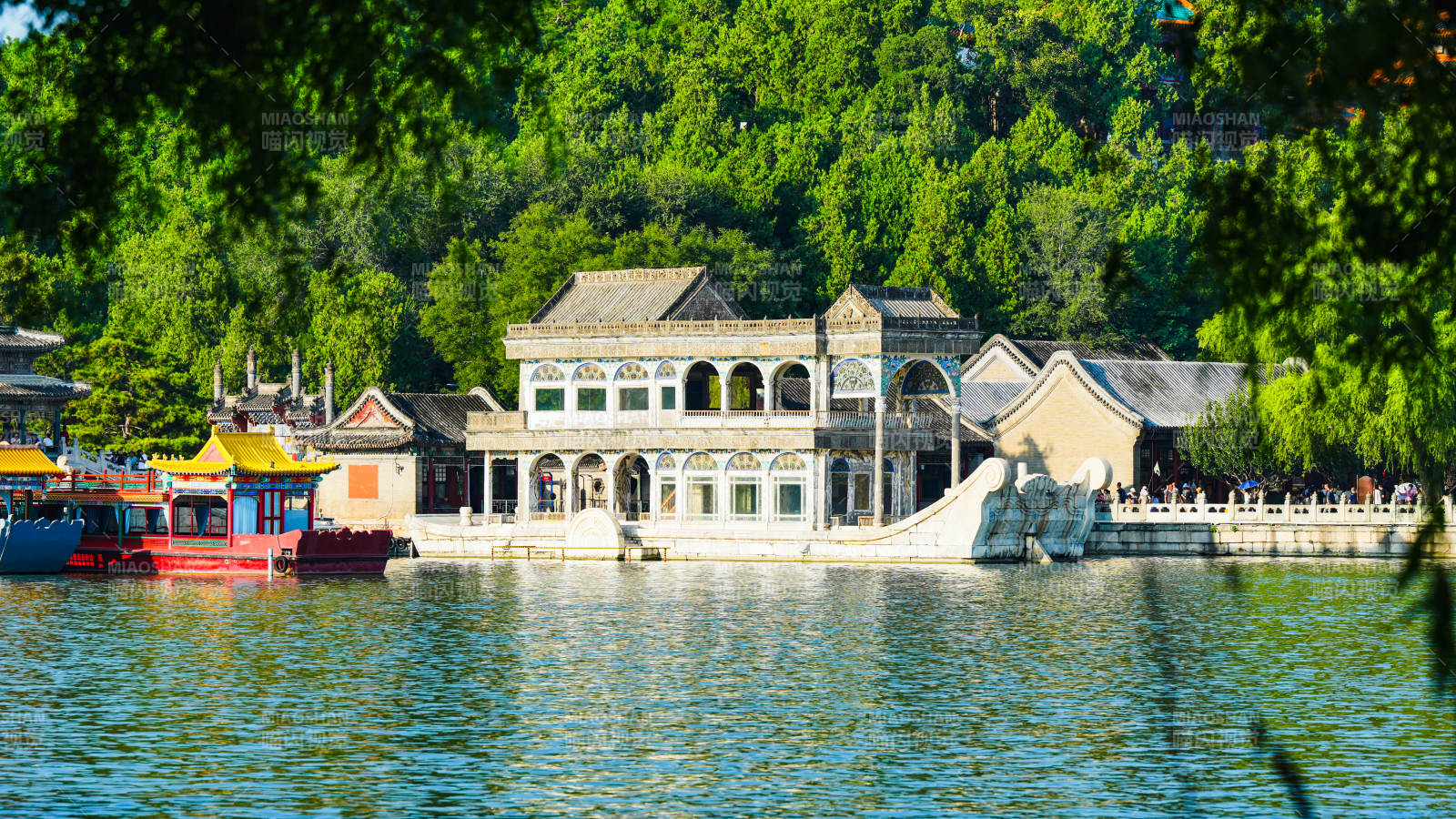頤和園湖畔古建筑風光