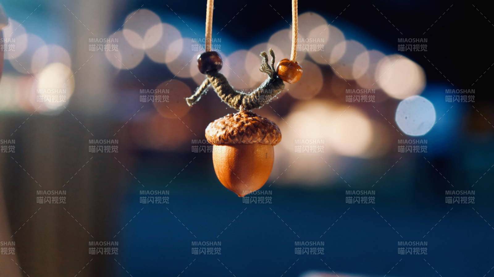 懸掛的橡果夜景裝飾