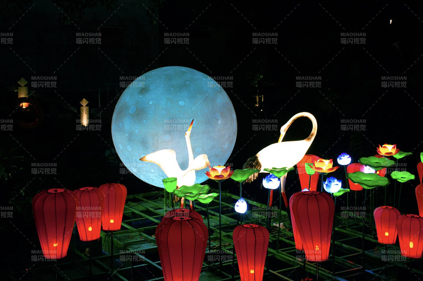 夜景燈籠與鶴影共舞