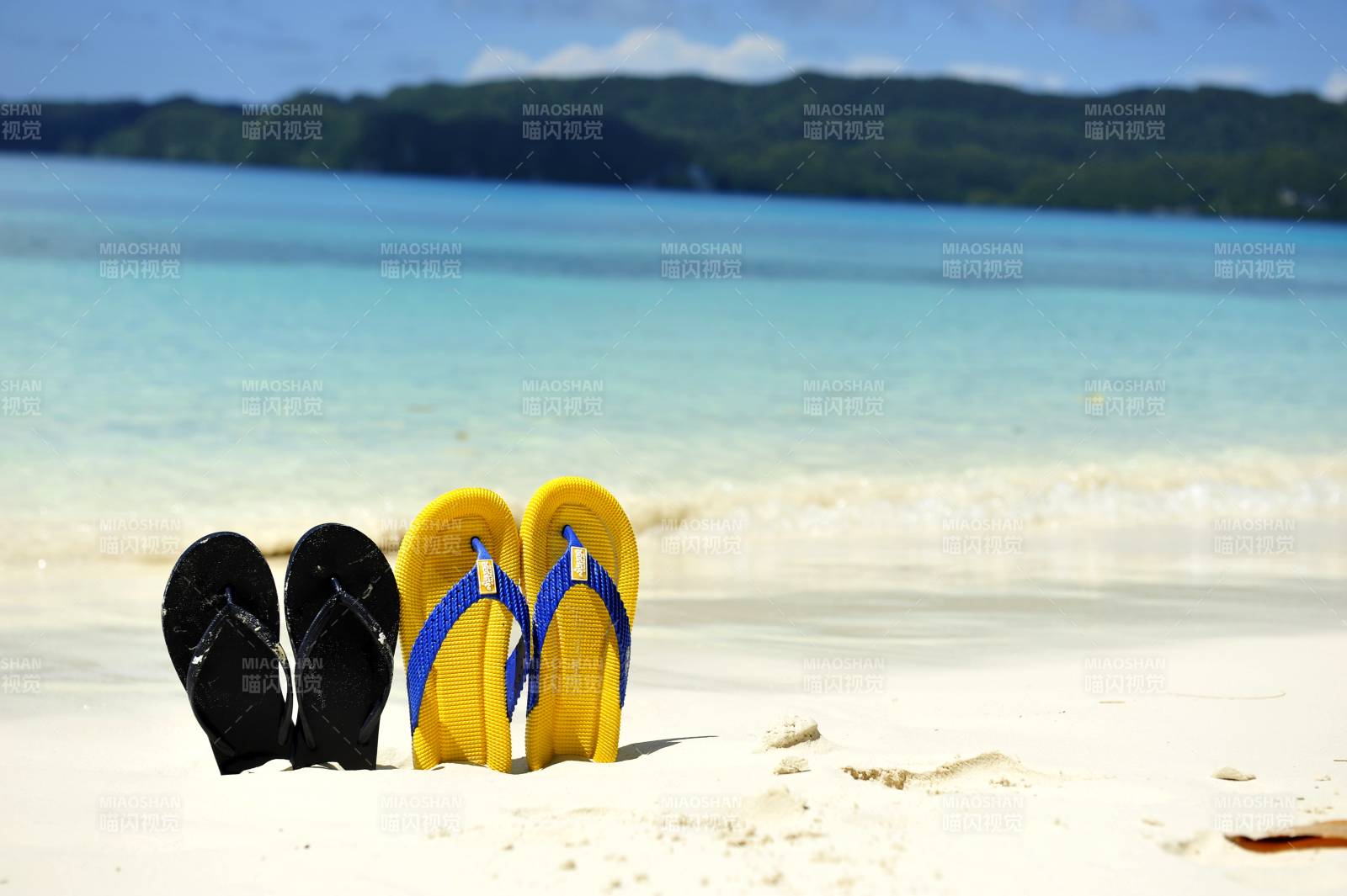 帕勞  海邊沙灘上的兩雙拖鞋