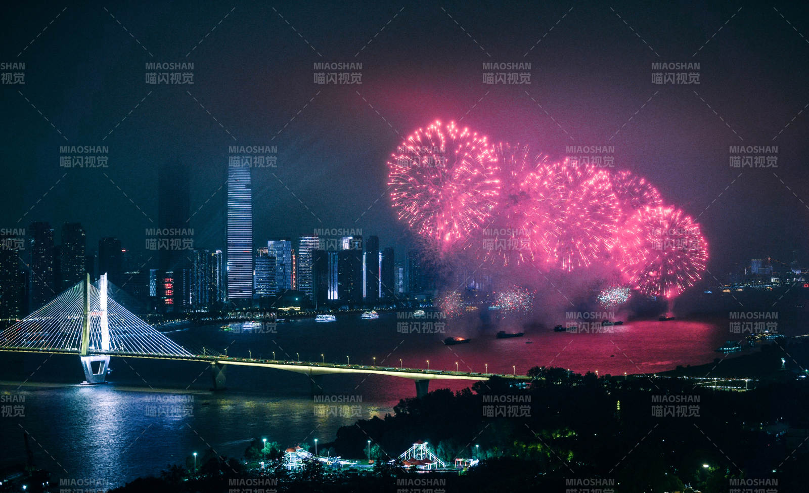 夜空煙花映照城市燈火（武漢）