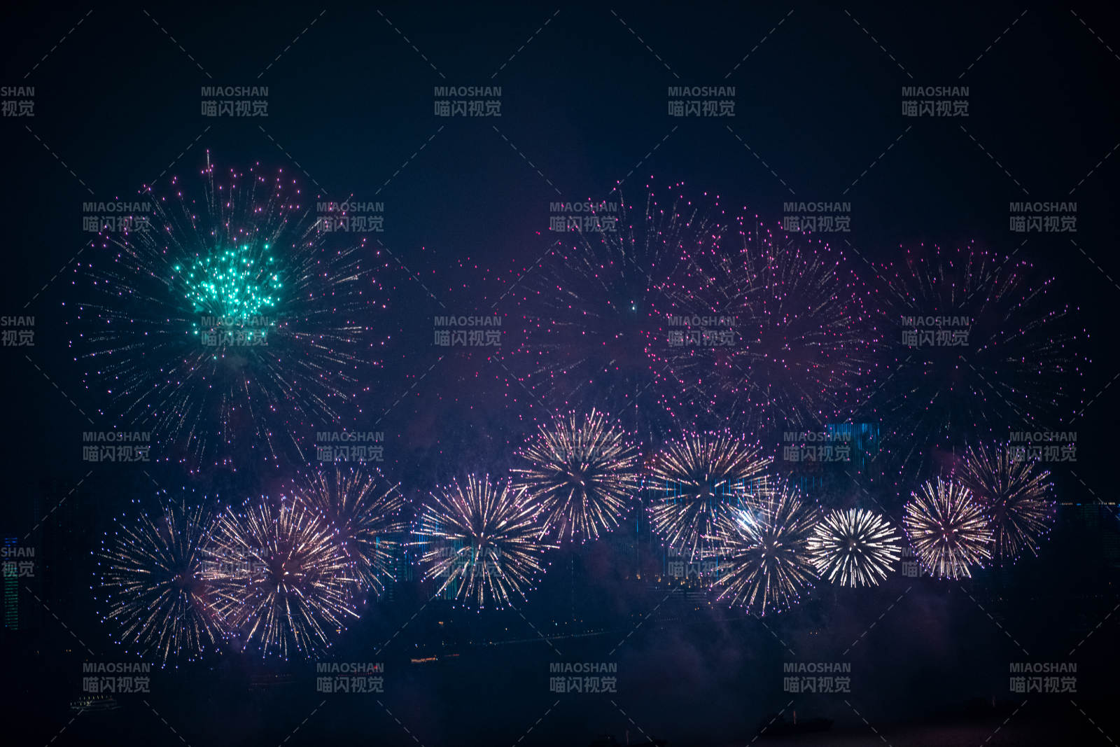 武漢夜空中的絢麗煙花秀