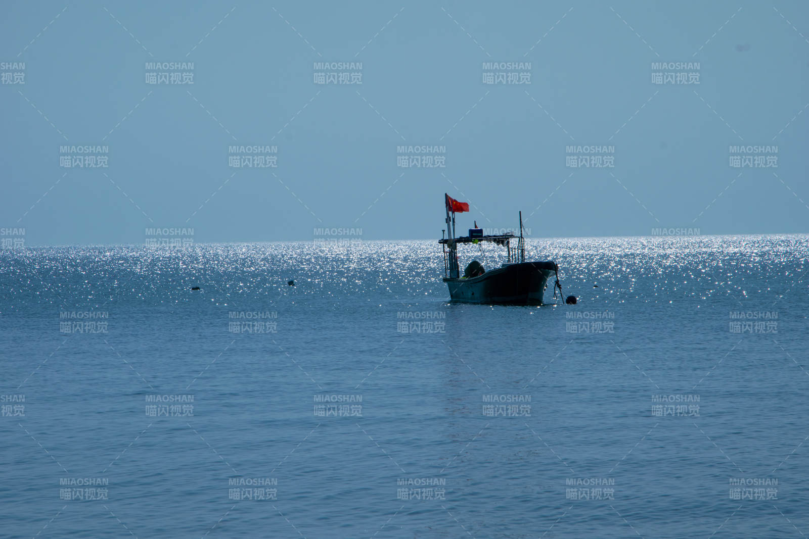孤舟靜泊海天間