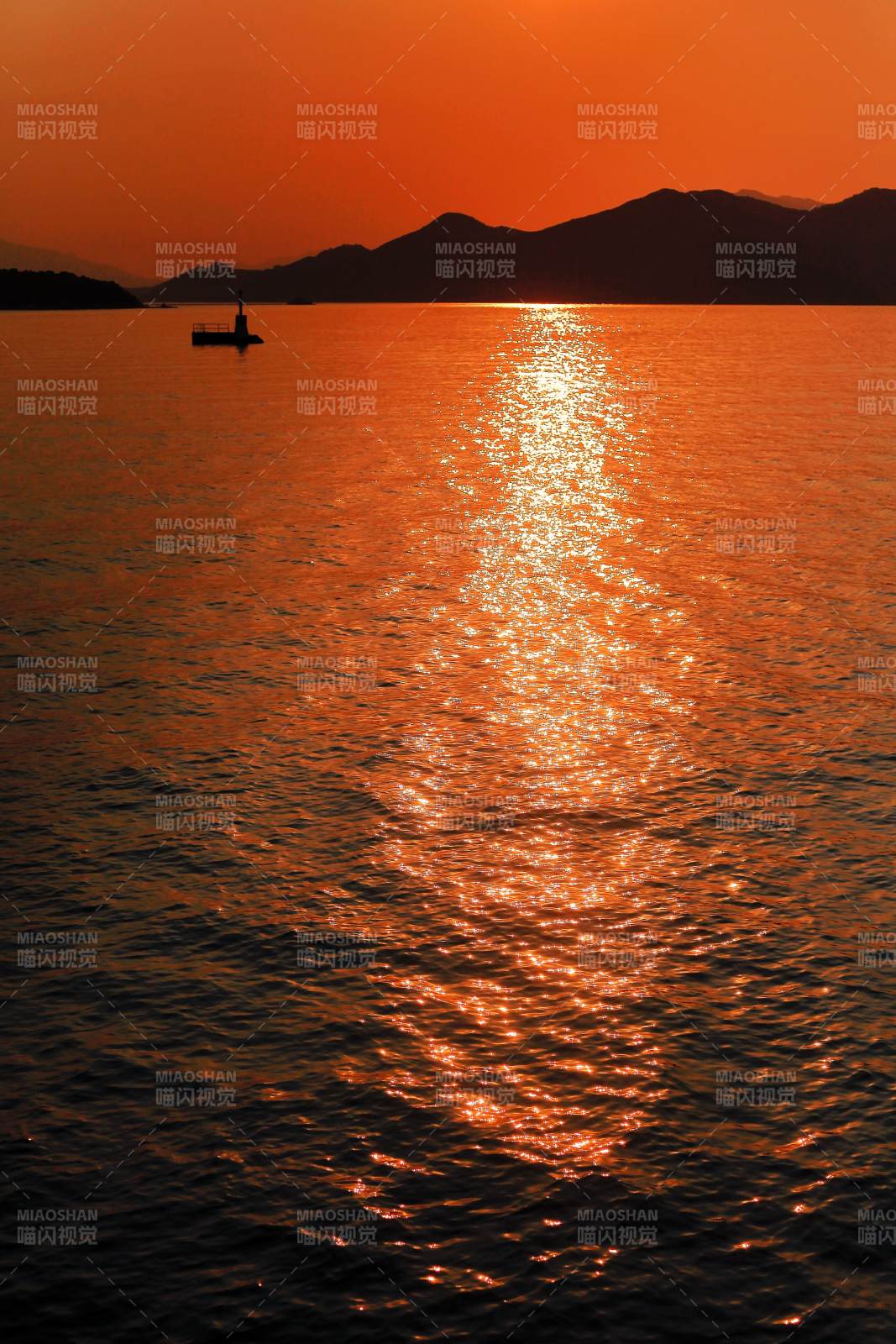 夕陽映海 孤舟遠(yuǎn)山