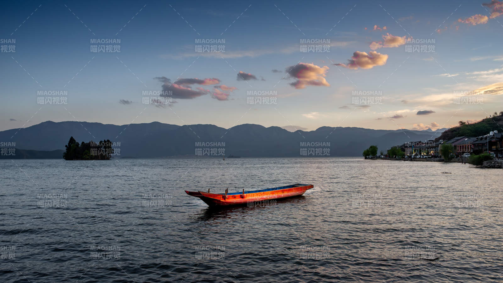 瀘沽湖畔日落中的小舟