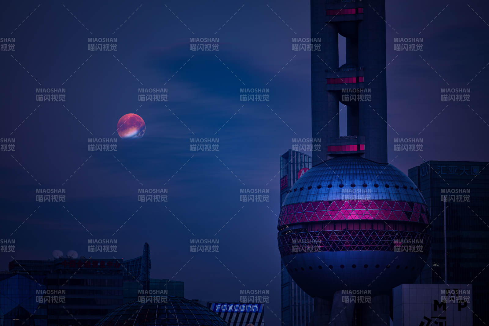 東方明珠與紅月夜景