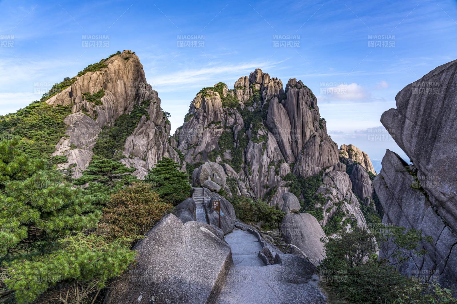 黃山奇峰怪石美景圖