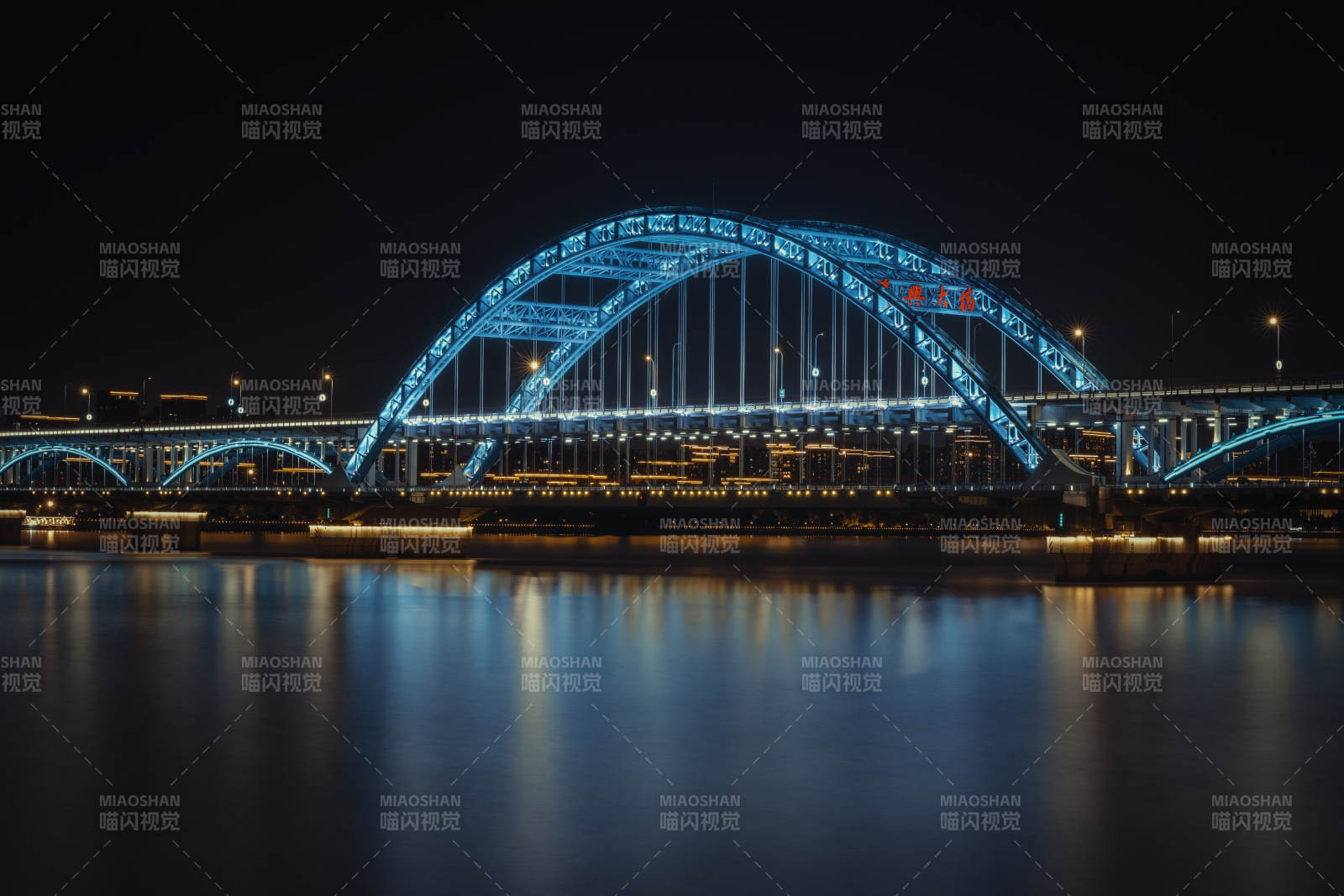 夜色中的杭州復(fù)興大橋