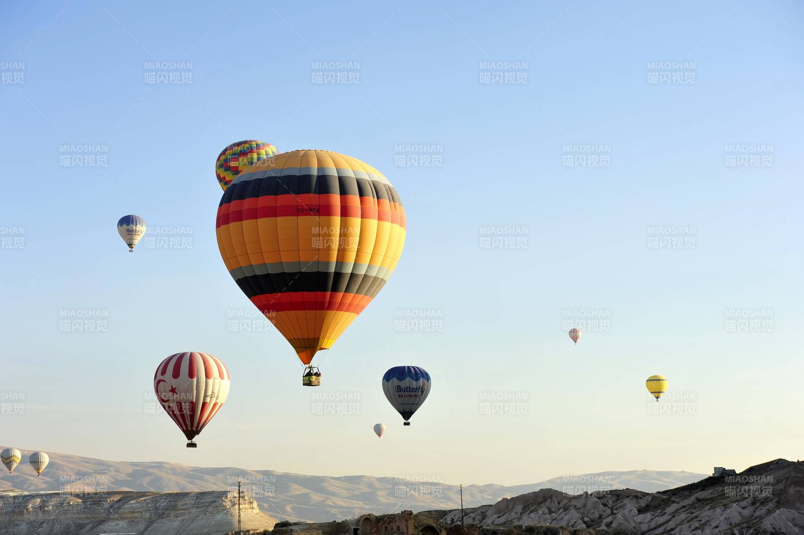 土耳其熱氣球翱翔在藍(lán)天之上