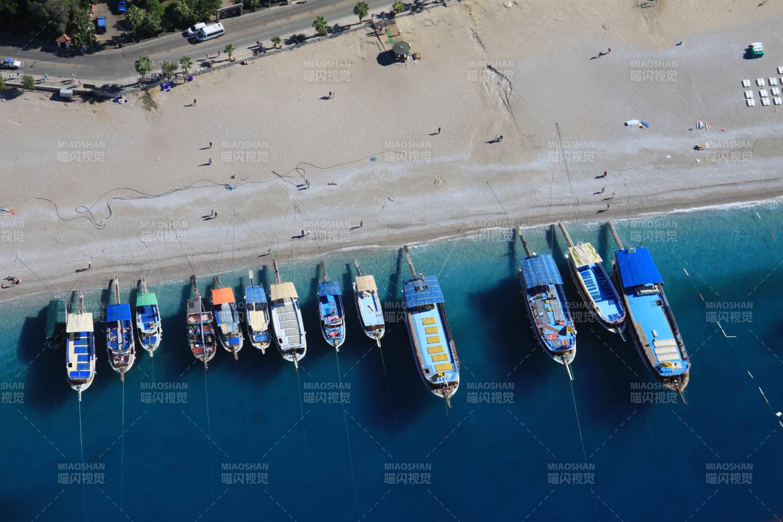 土耳其費特希耶海邊停泊的彩色船只