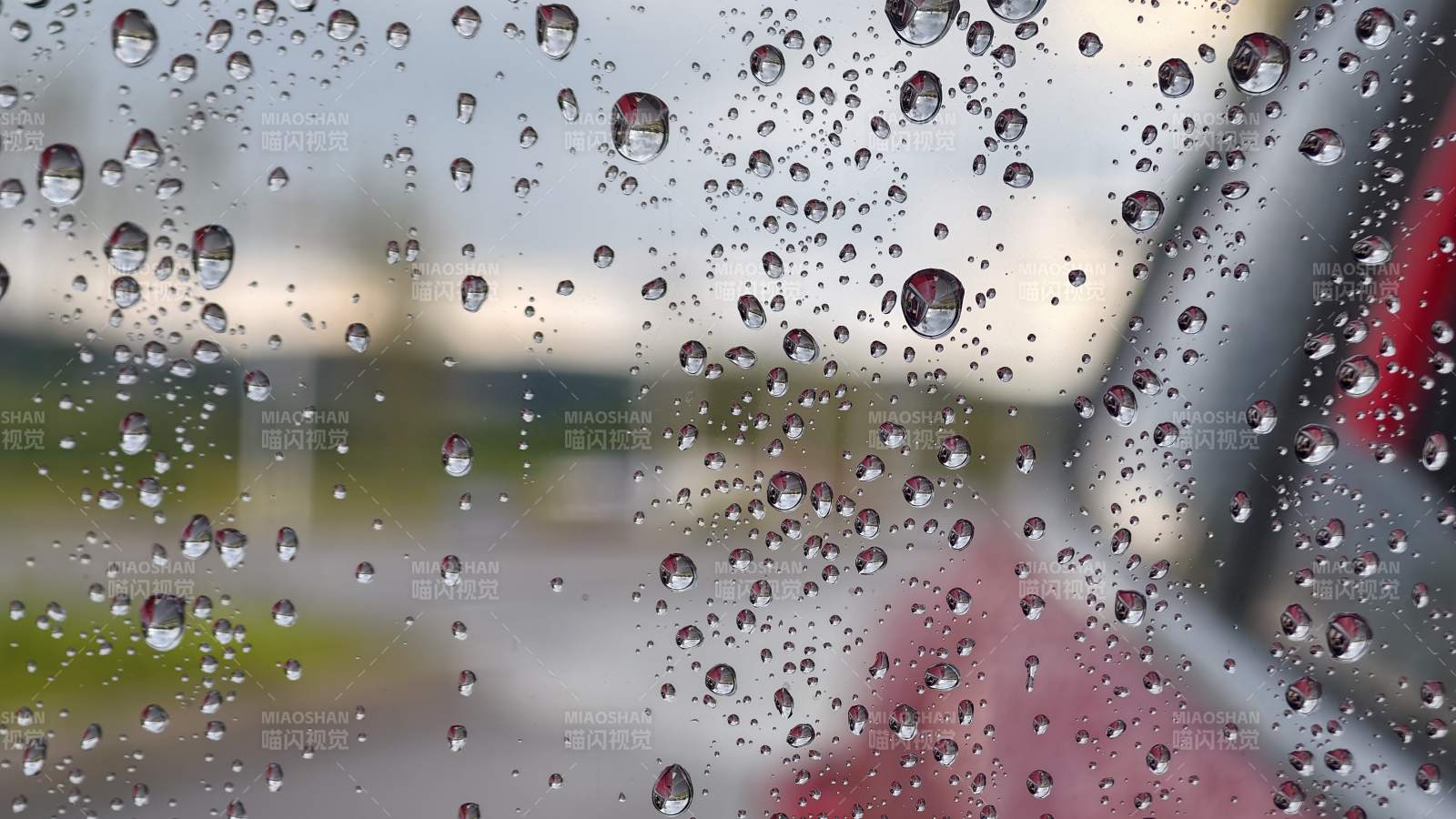 雨滴窗外 模糊景象
