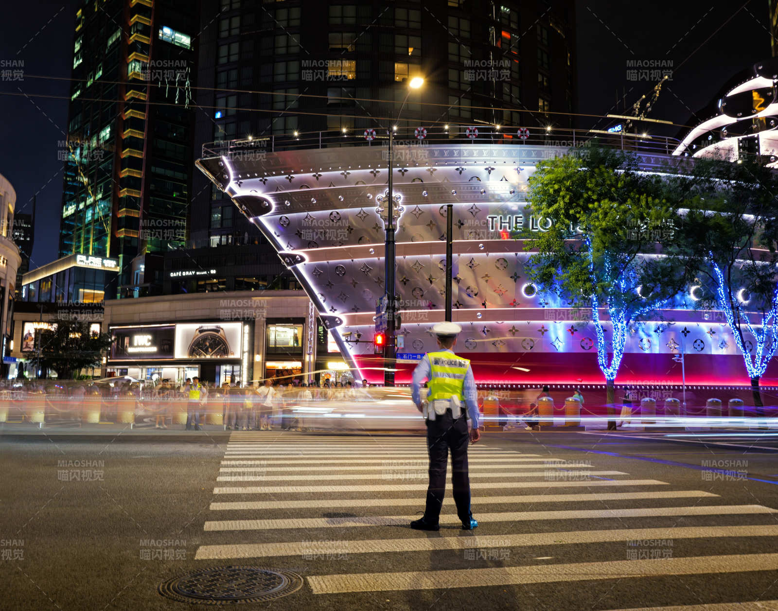 上海夜景中的交通指揮員