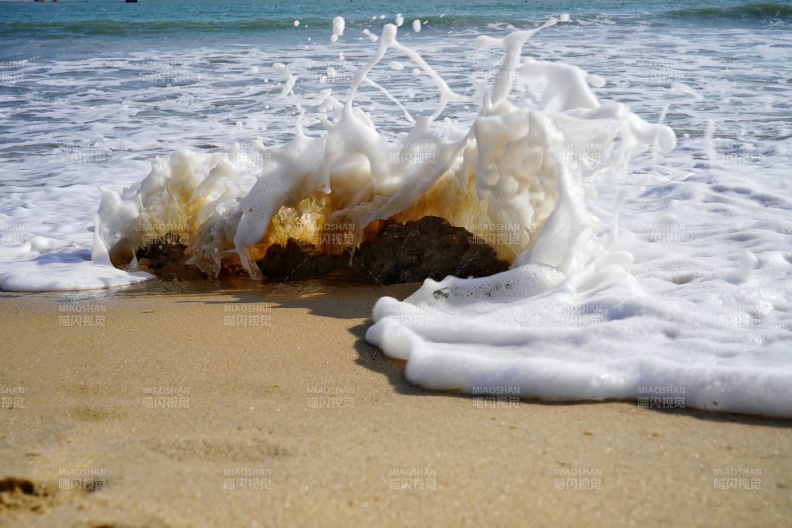 海浪拍打沙灘上的泡沫