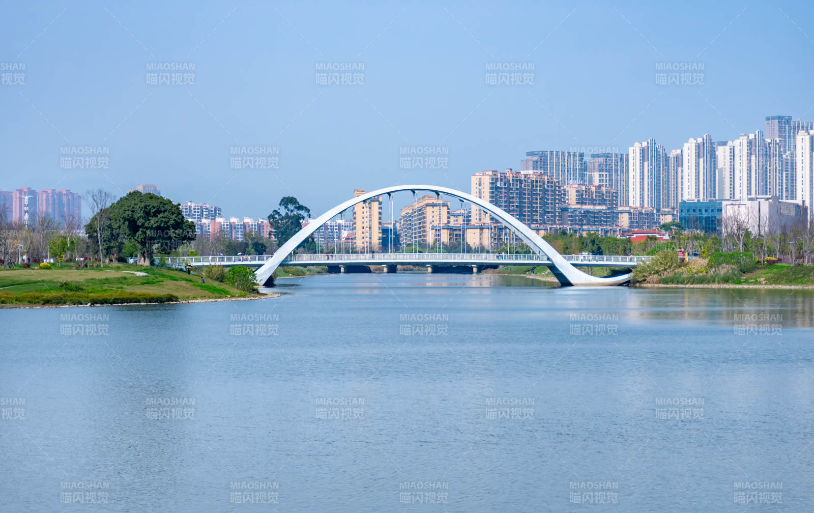 旗山湖湖畔拱橋映城市風(fēng)光