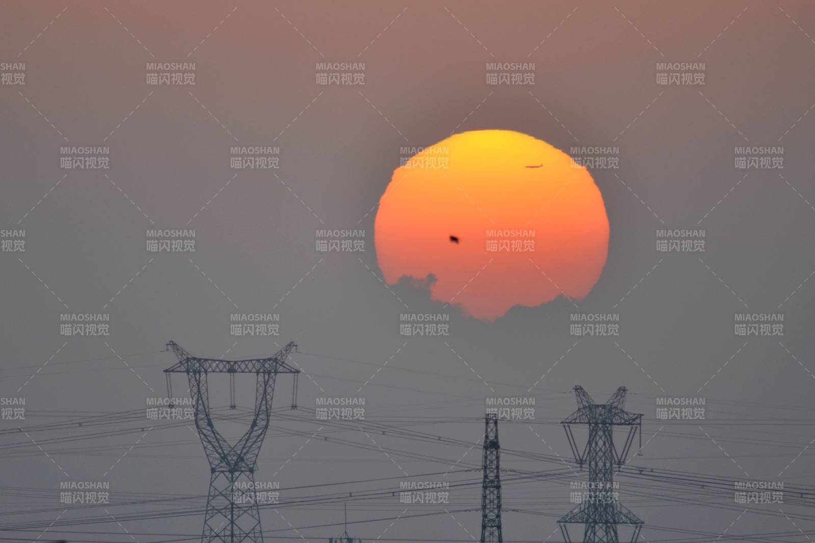 夕陽下的電力塔影