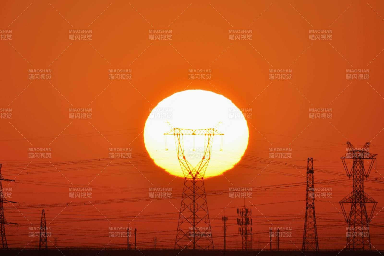 夕陽下的電力塔影