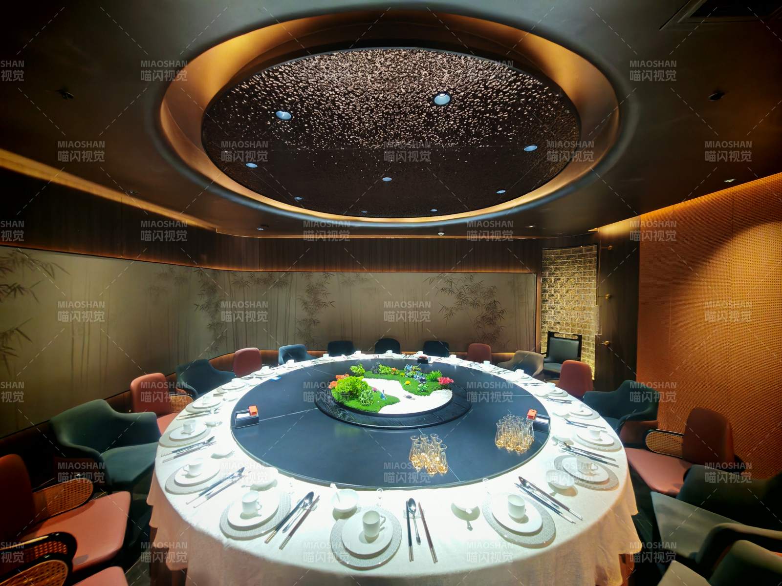豪華餐廳圓形餐桌布置