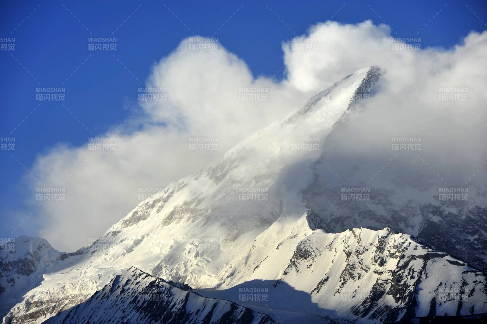 新疆慕士塔格冰川雪峰云海