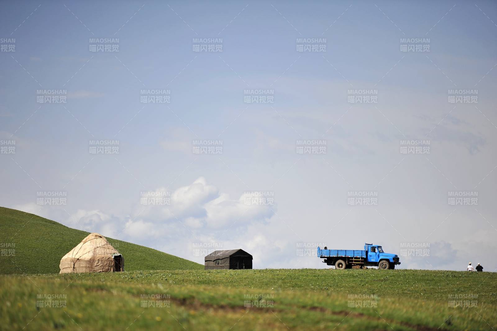 新疆喀拉峻草原上的藍色卡車