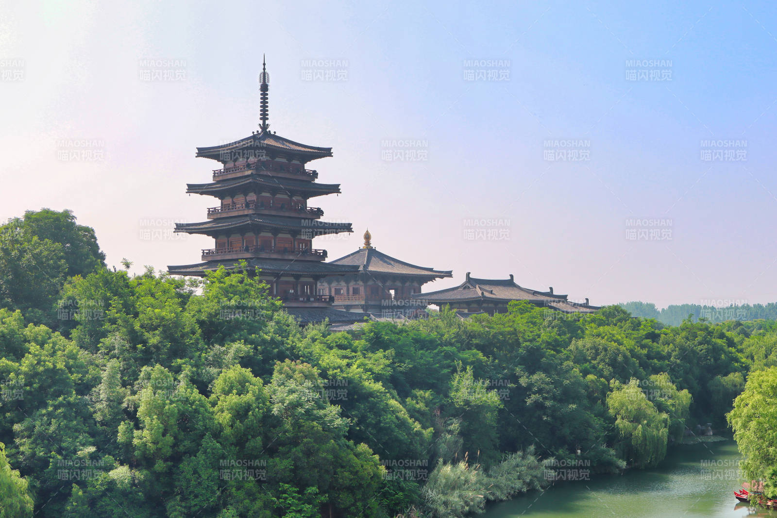 襄陽唐城古塔綠樹映湖光