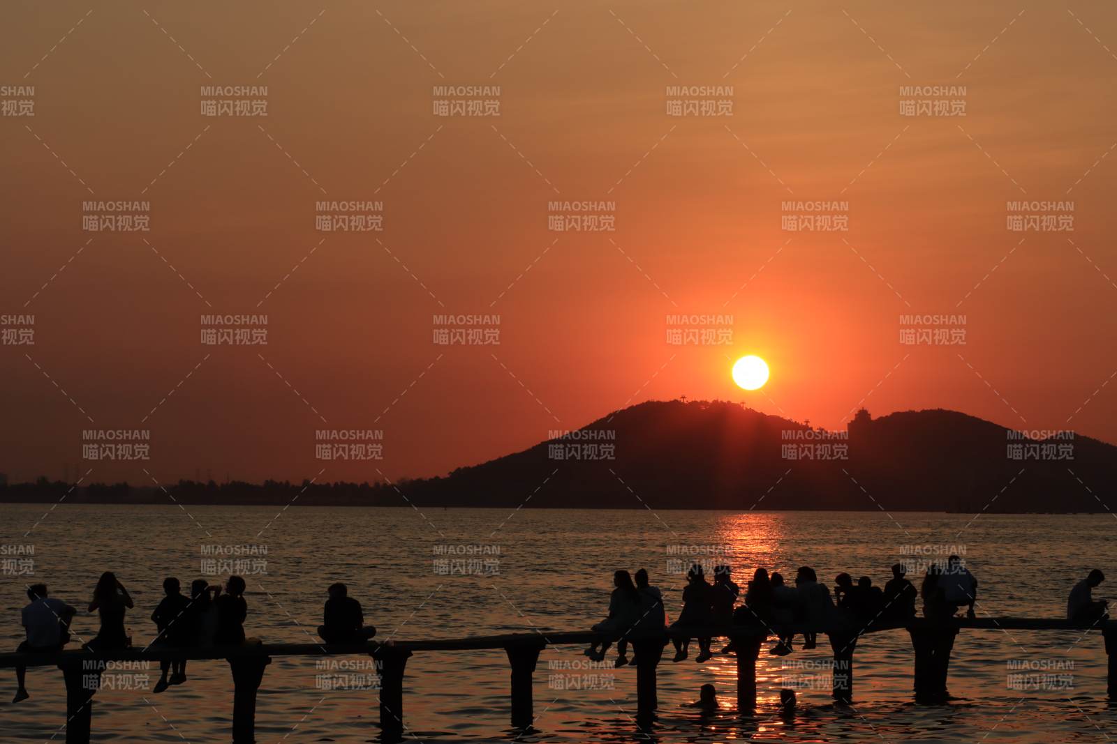 夕陽下的湖畔剪影