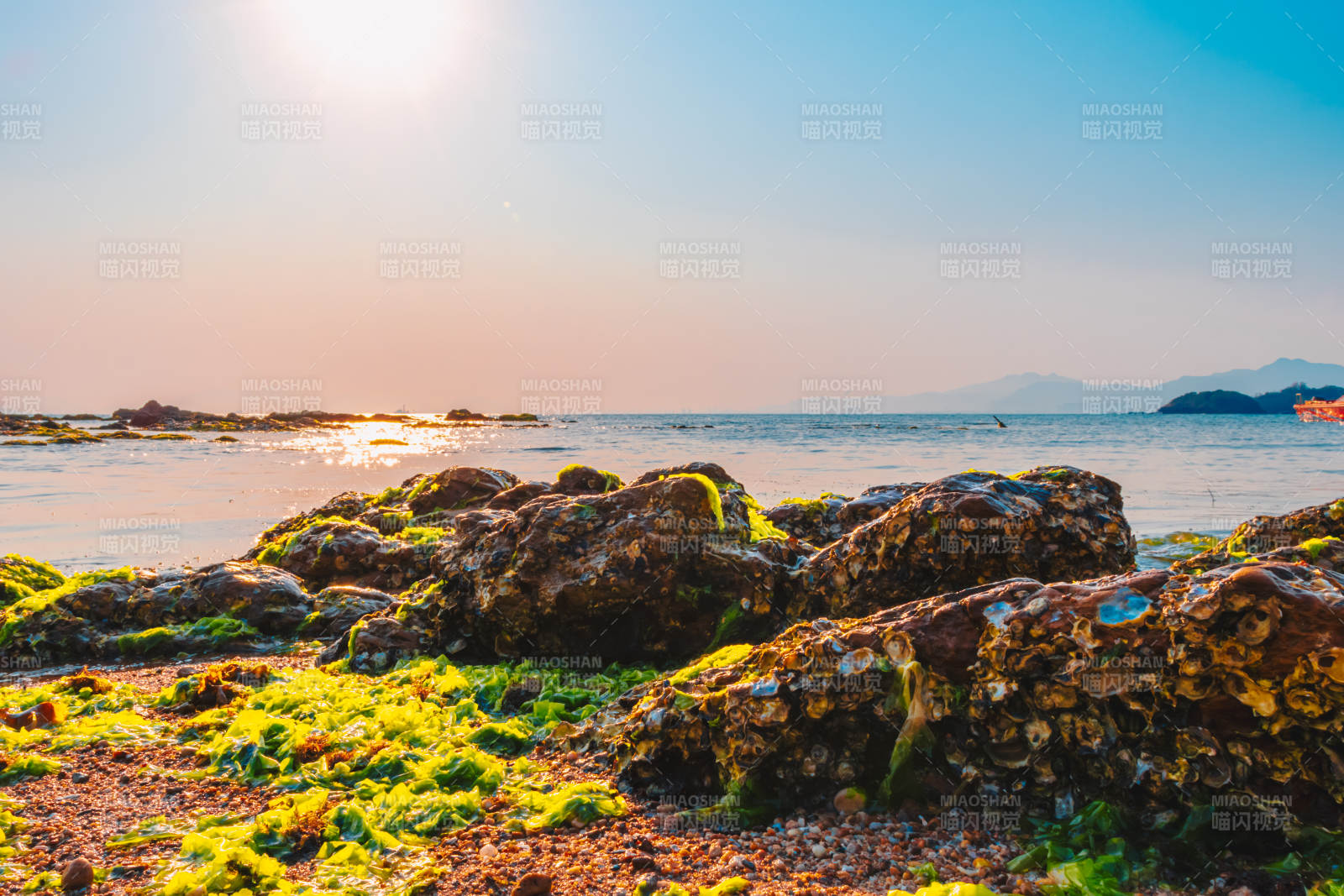 海邊巖石與夕陽美景