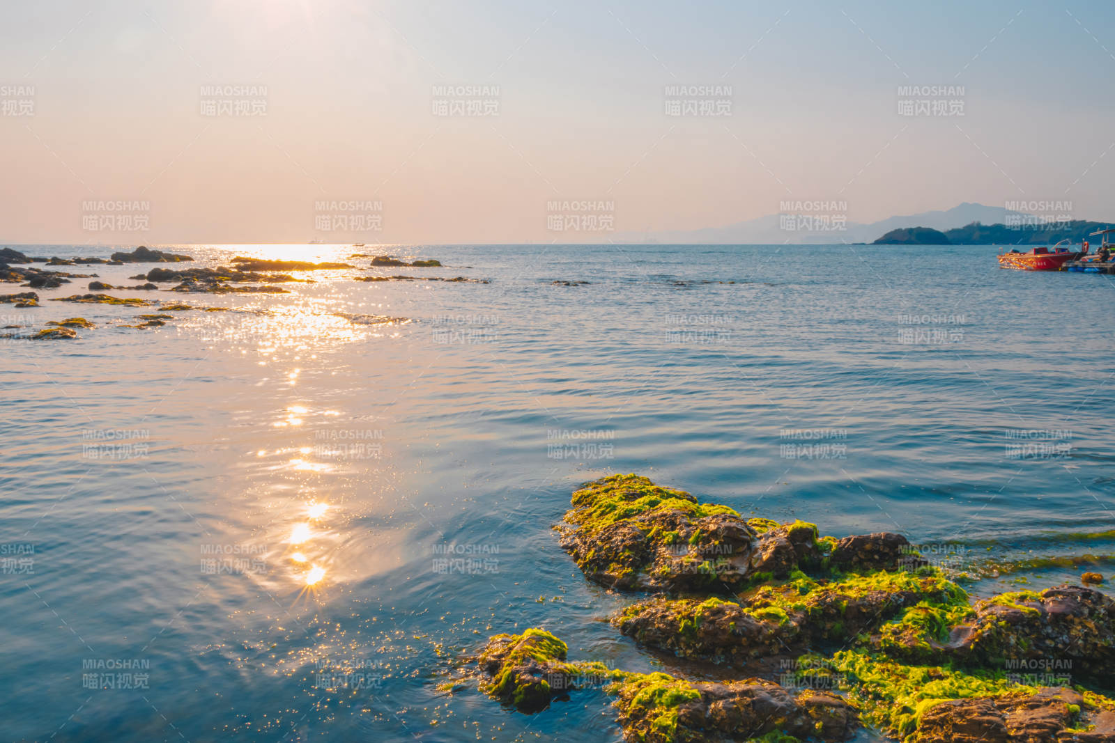 夕陽下的海濱風光