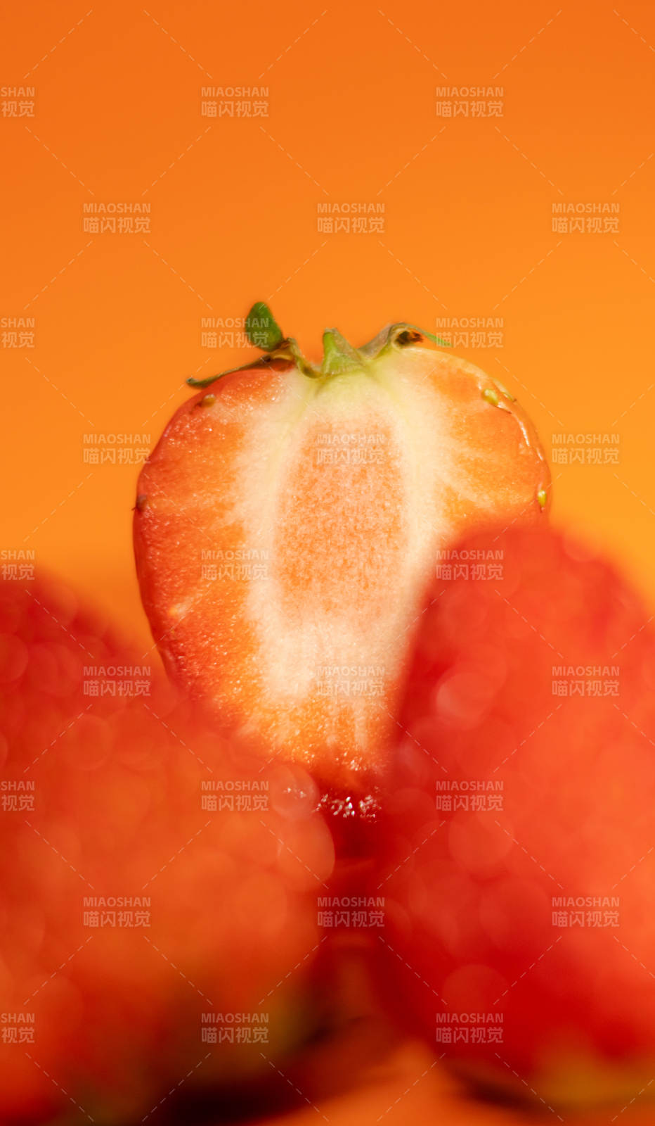 草莓切面 橙色背景