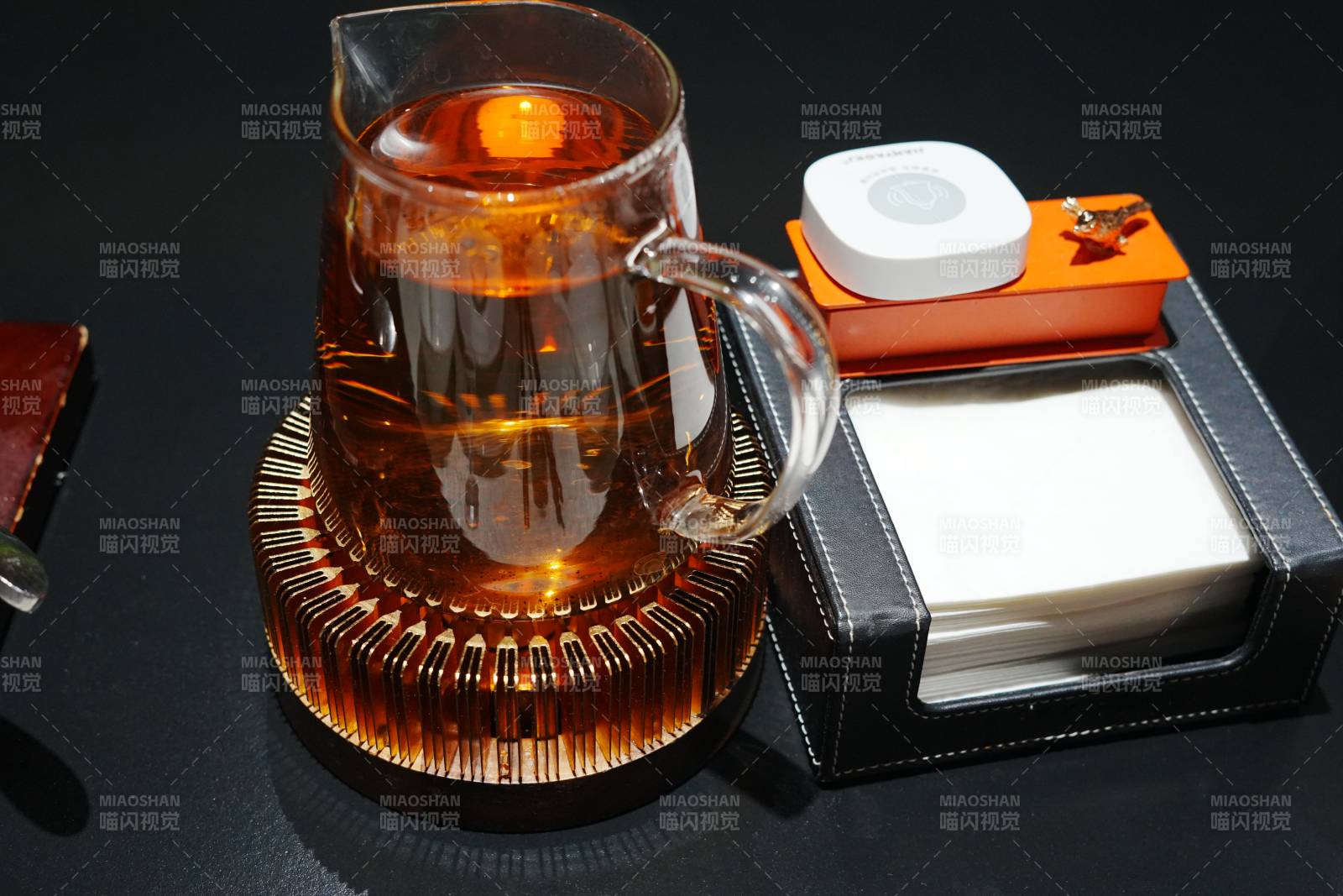 茶壺與紙巾盒靜物