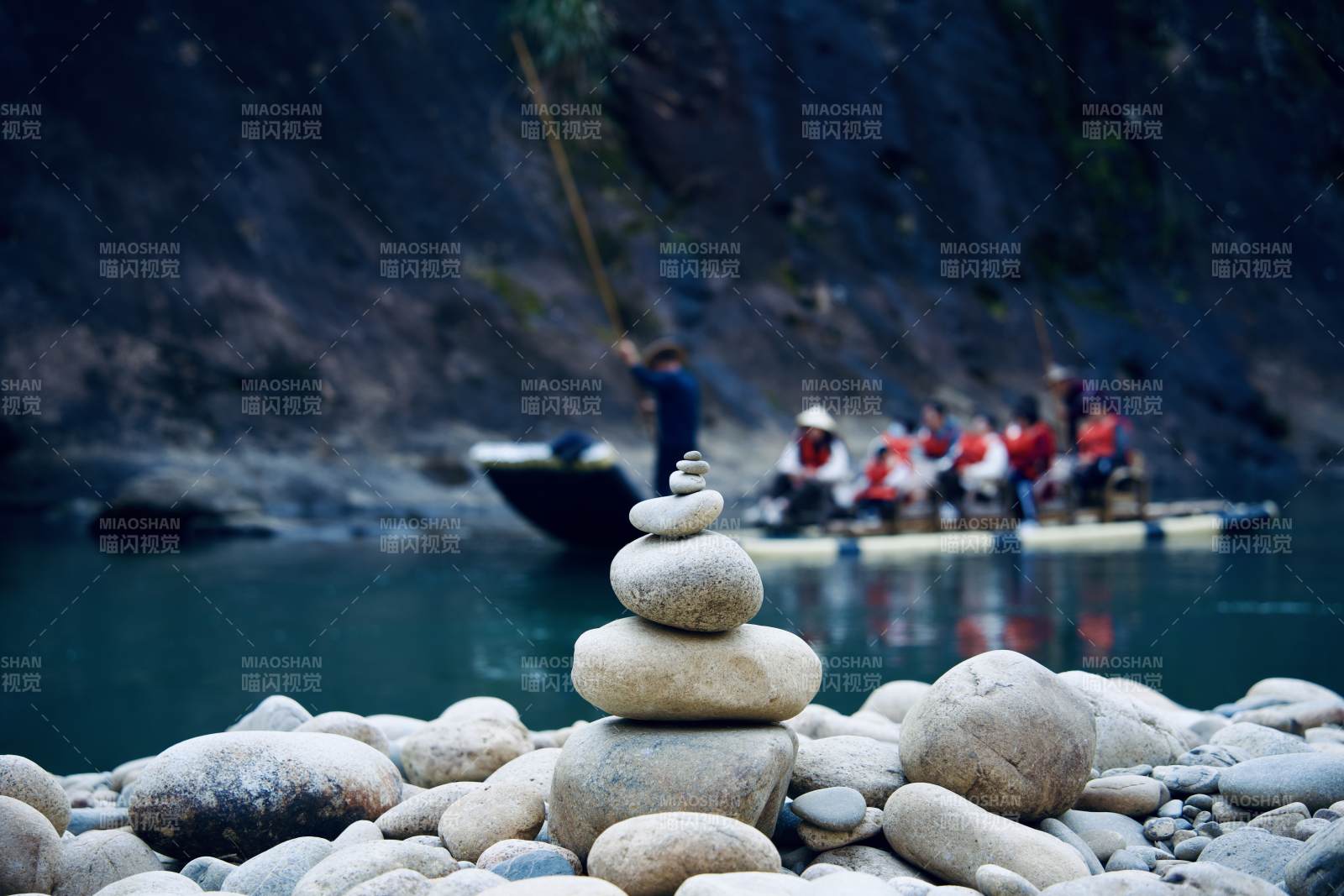 武夷山石疊靜水舟行