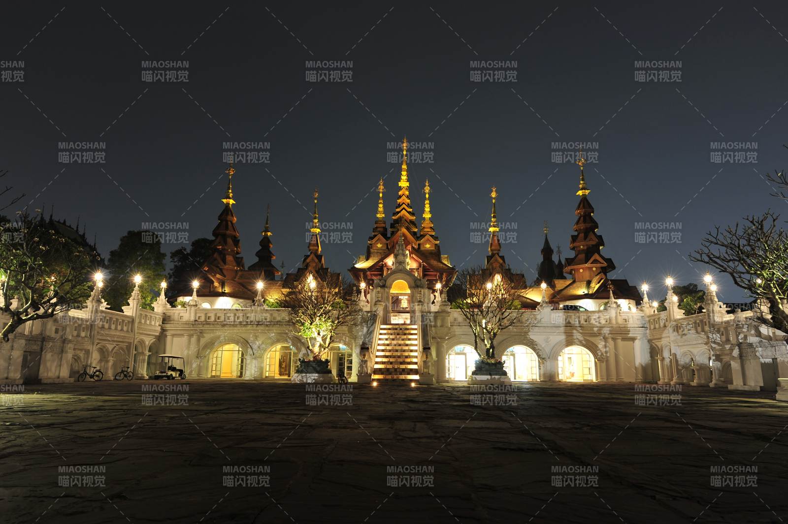 泰國清邁夜幕下的宏偉寺廟