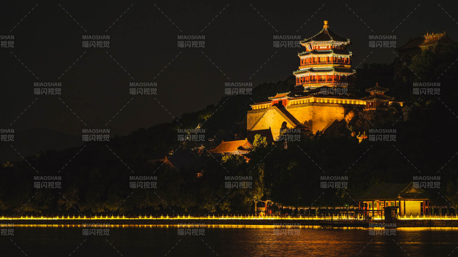 夜色中的古塔樓