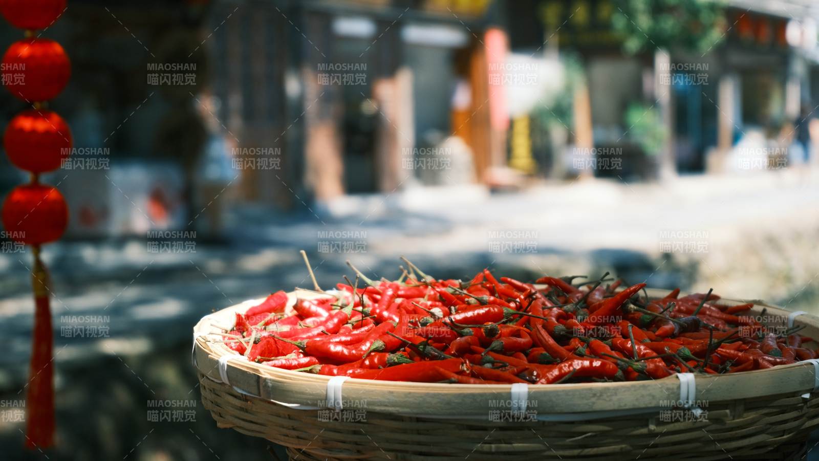 紅椒滿籃街頭景