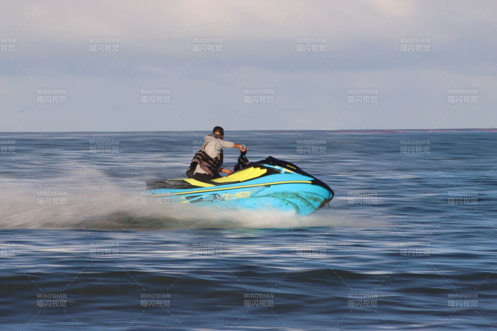 海上疾馳的摩托艇