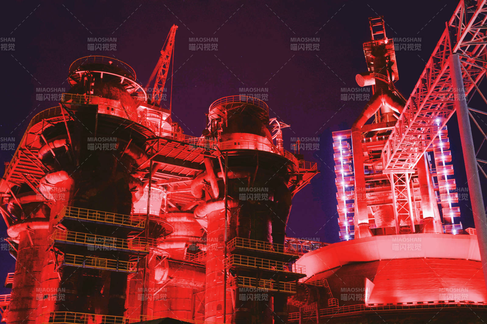 工業夜景紅光璀璨