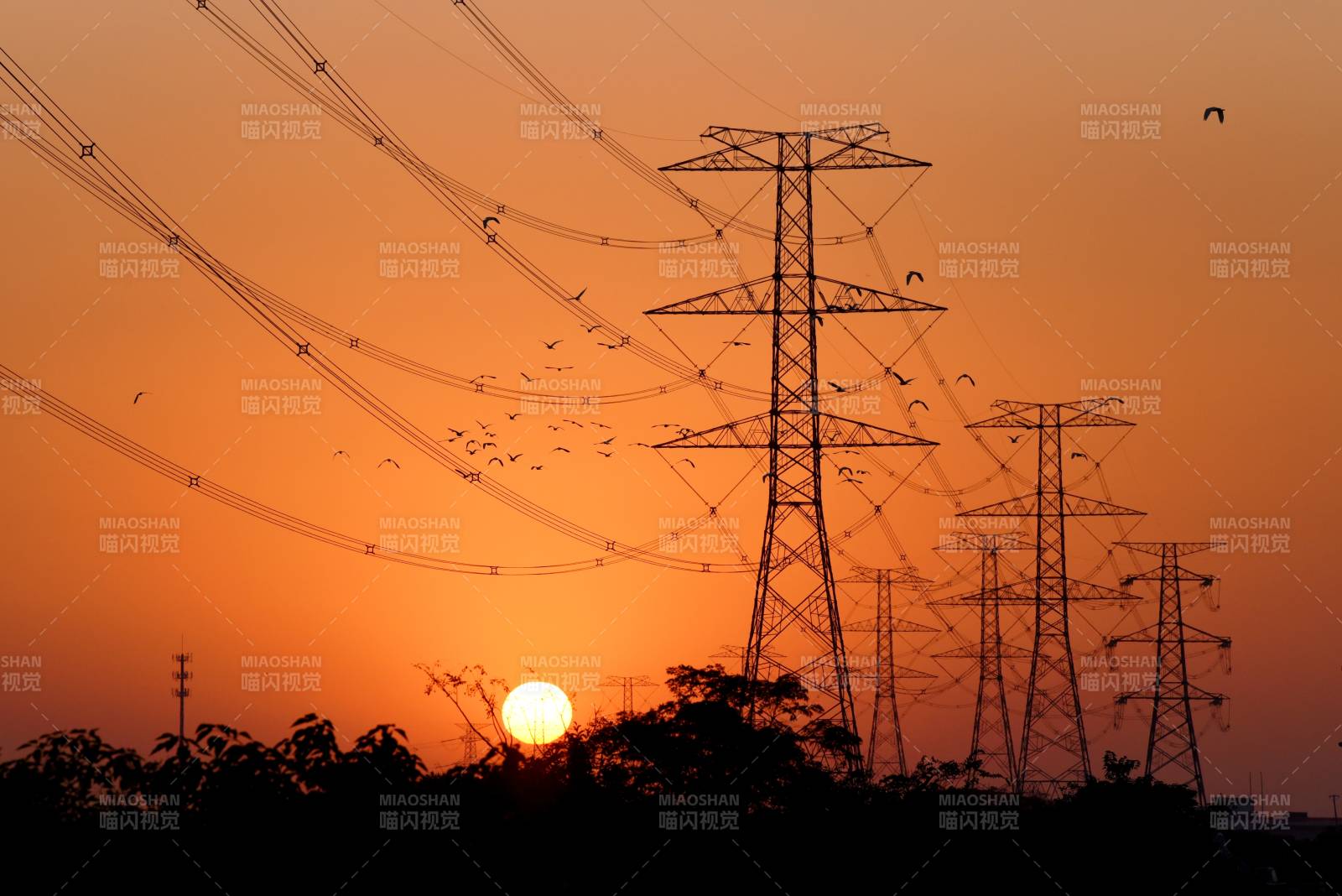 夕陽下的高壓電塔