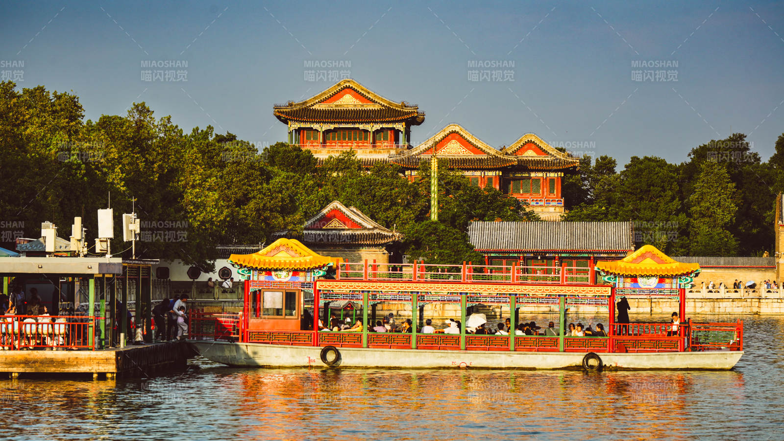 颐和园湖畔古建筑游船