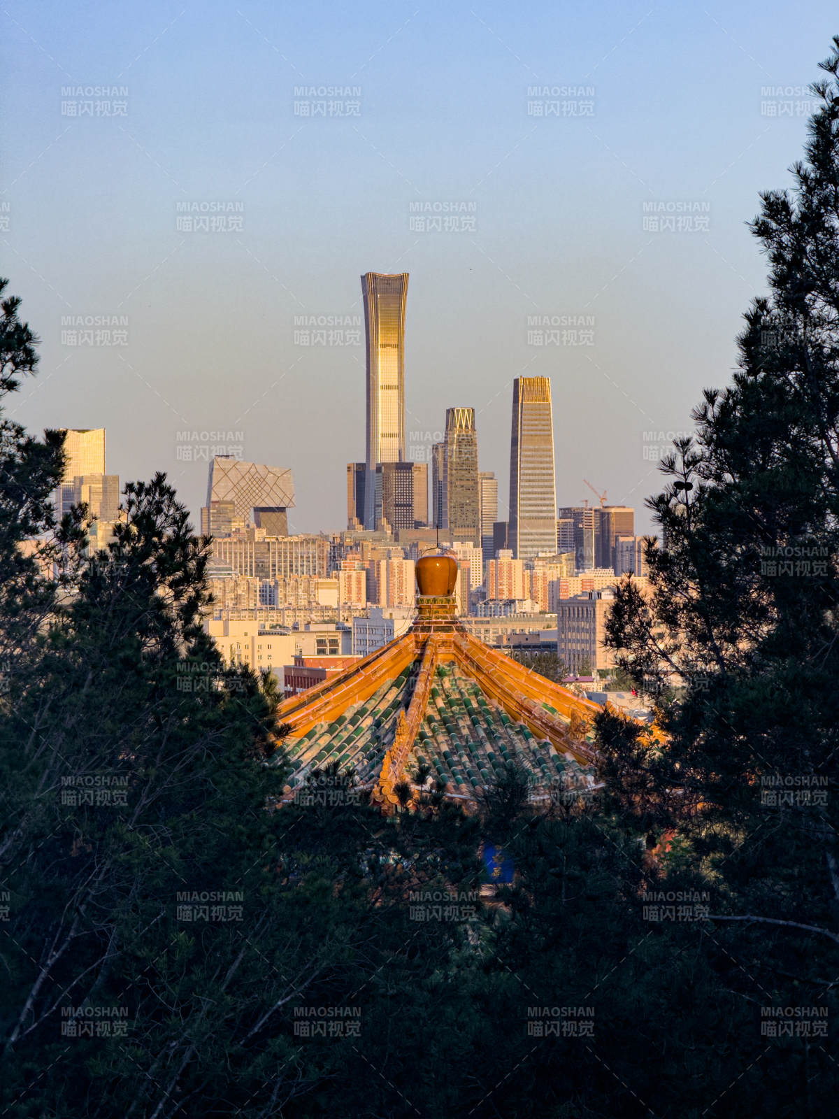 景山公園的古亭與北京國貿的傍晚