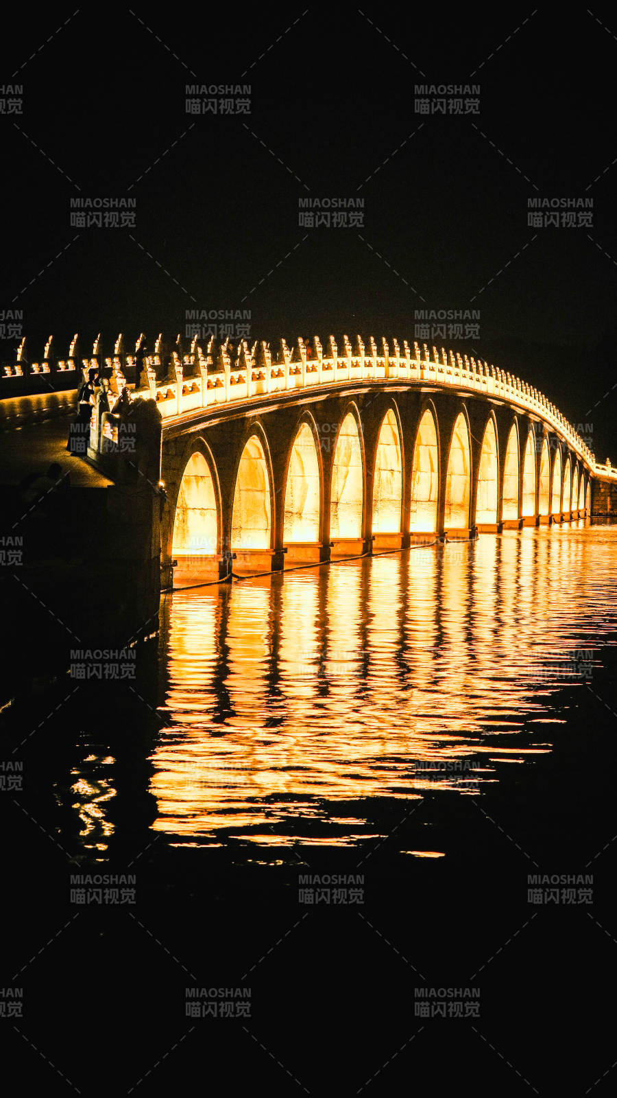 夜色中的十七孔橋 